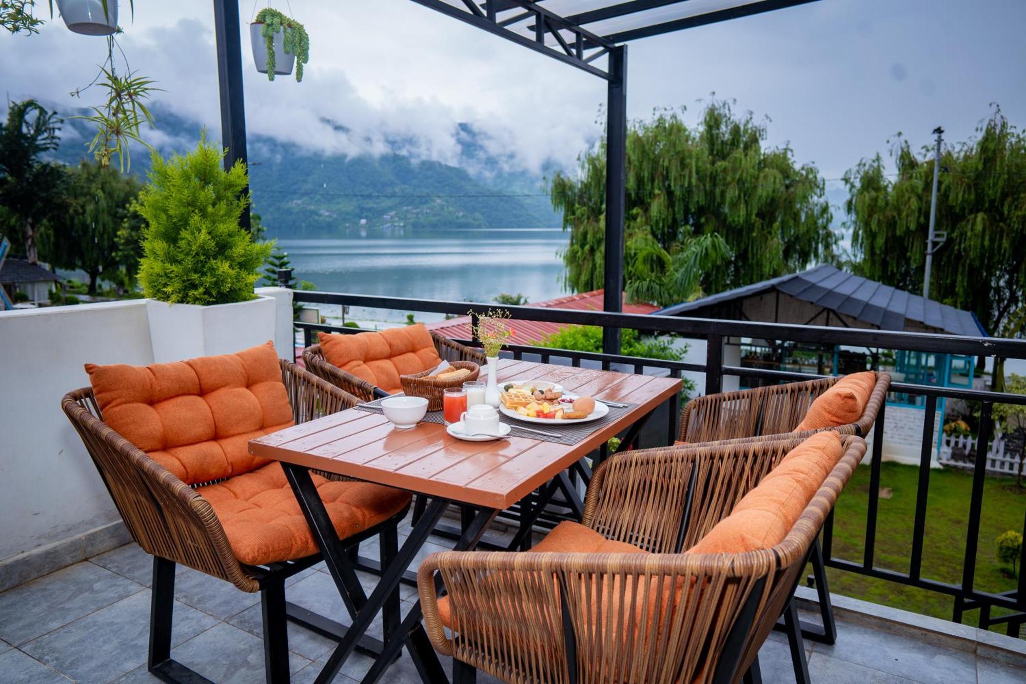 Majestic Lake Front Hotel & Suites Покхара Екстер'єр фото