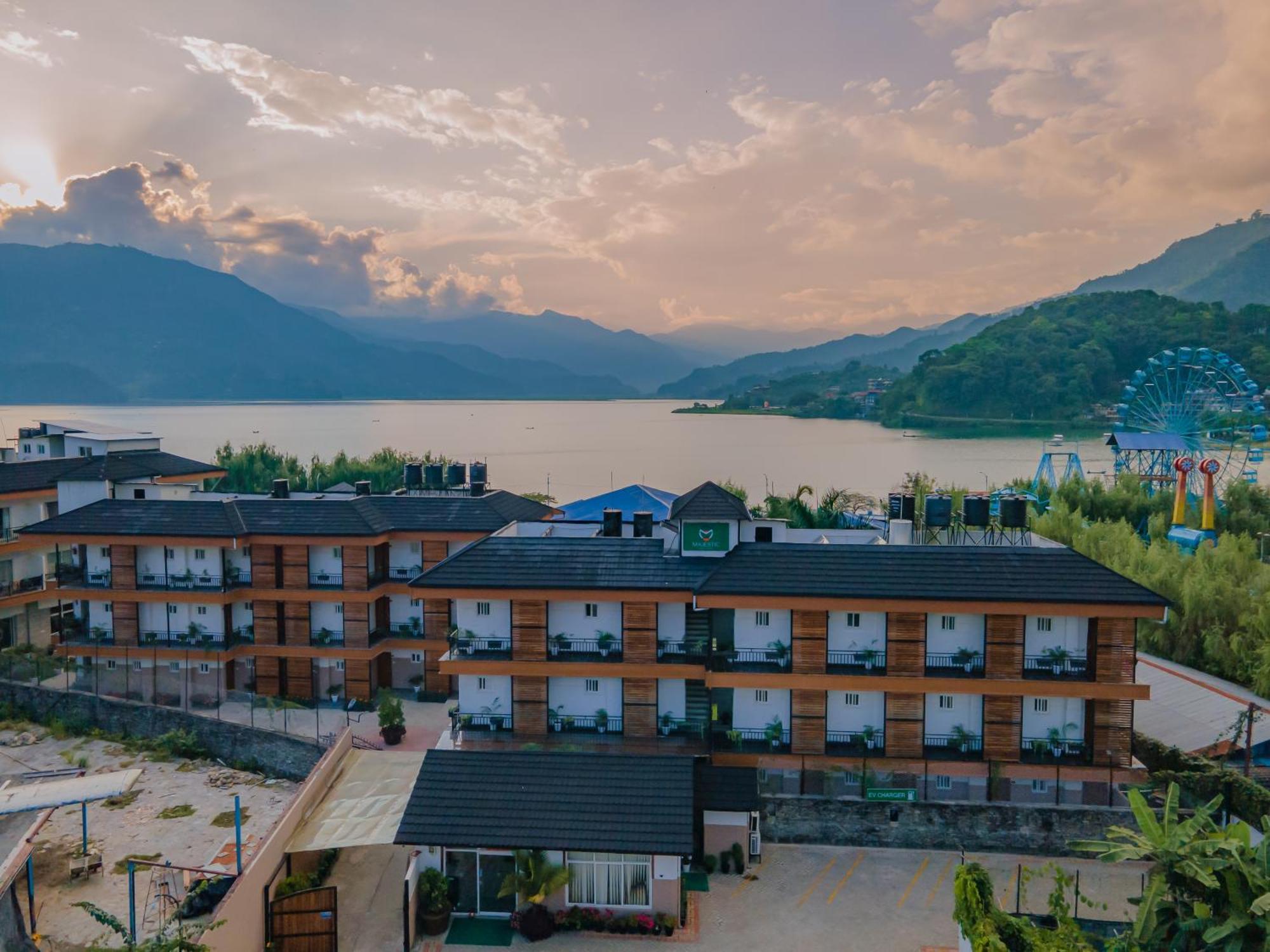 Majestic Lake Front Hotel & Suites Покхара Екстер'єр фото